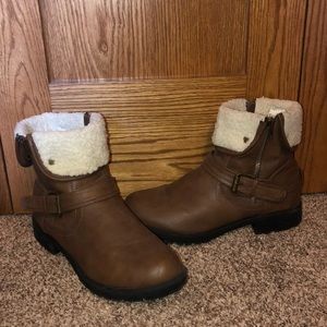 Brown faux fur fashion boots